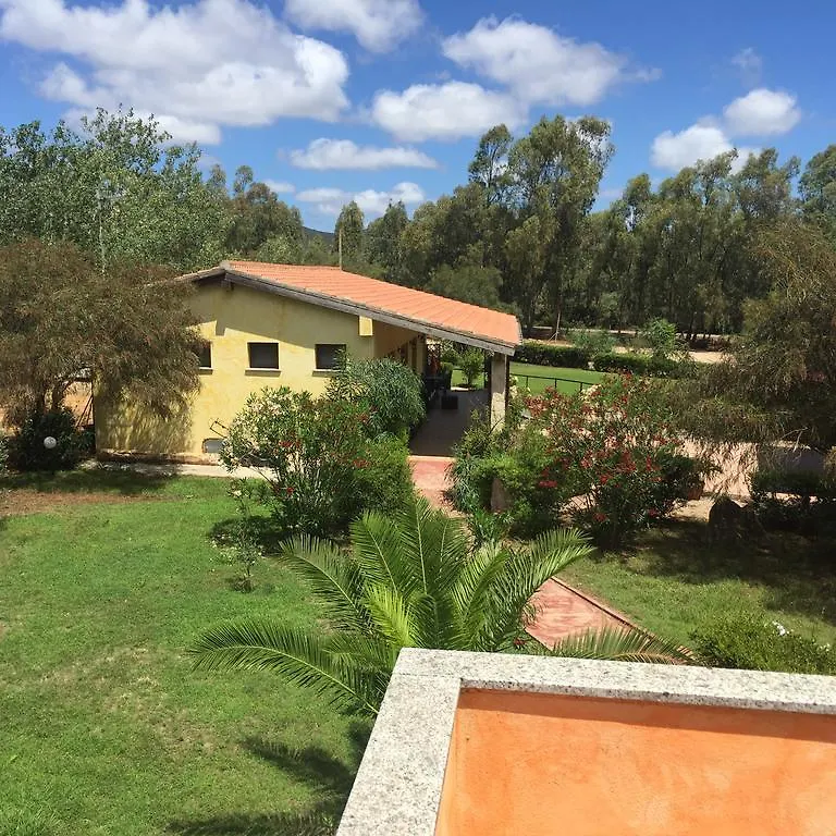 مزرعة للإقامة فندق ساساريفي  Agriturismo Sa Pedra