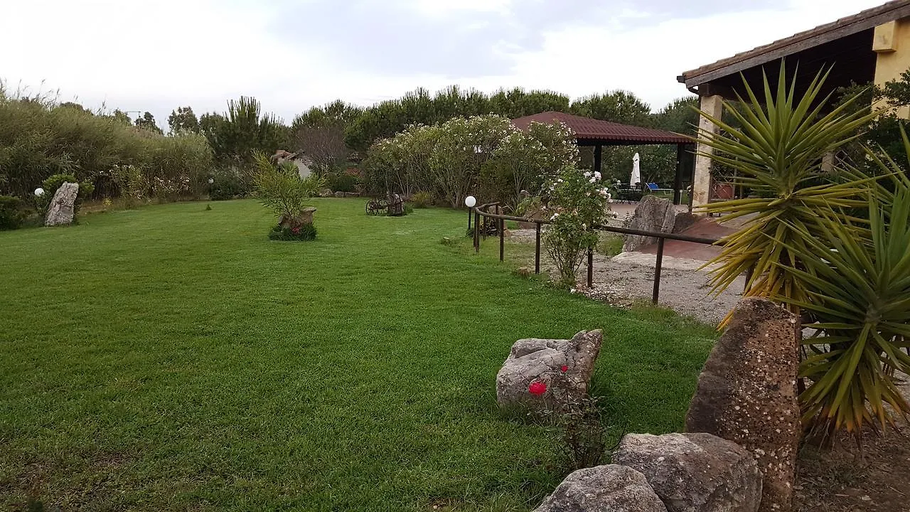 مزرعة للإقامة فندق ساساريفي  Agriturismo Sa Pedra
